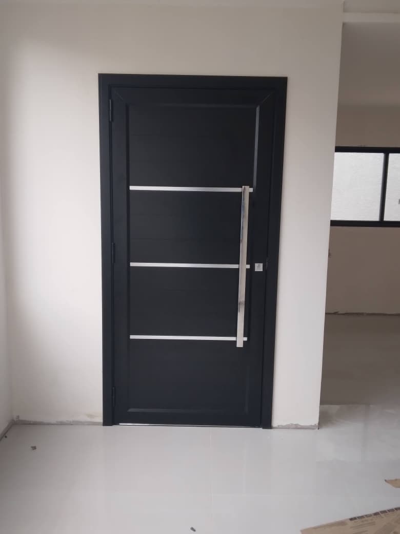 Porta de esquadria preta com detalhes em alumínio instalada