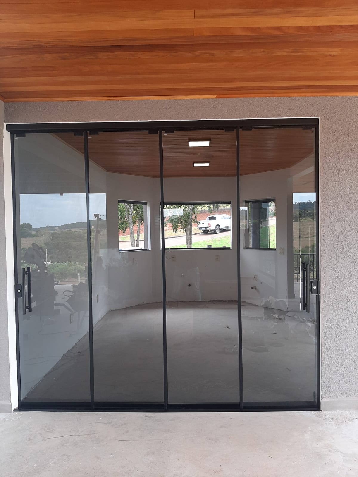 Porta de vidro de correr preta com esquadrias de alumínio